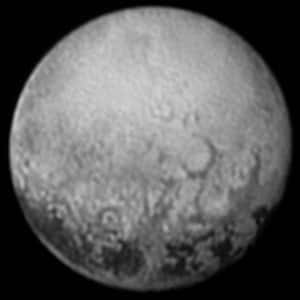 Pluto, aufgenommen von der Raumsonde New Horizons am 11. Juli 2015 aus einer Entfernung von rund 4.000.000 km.
